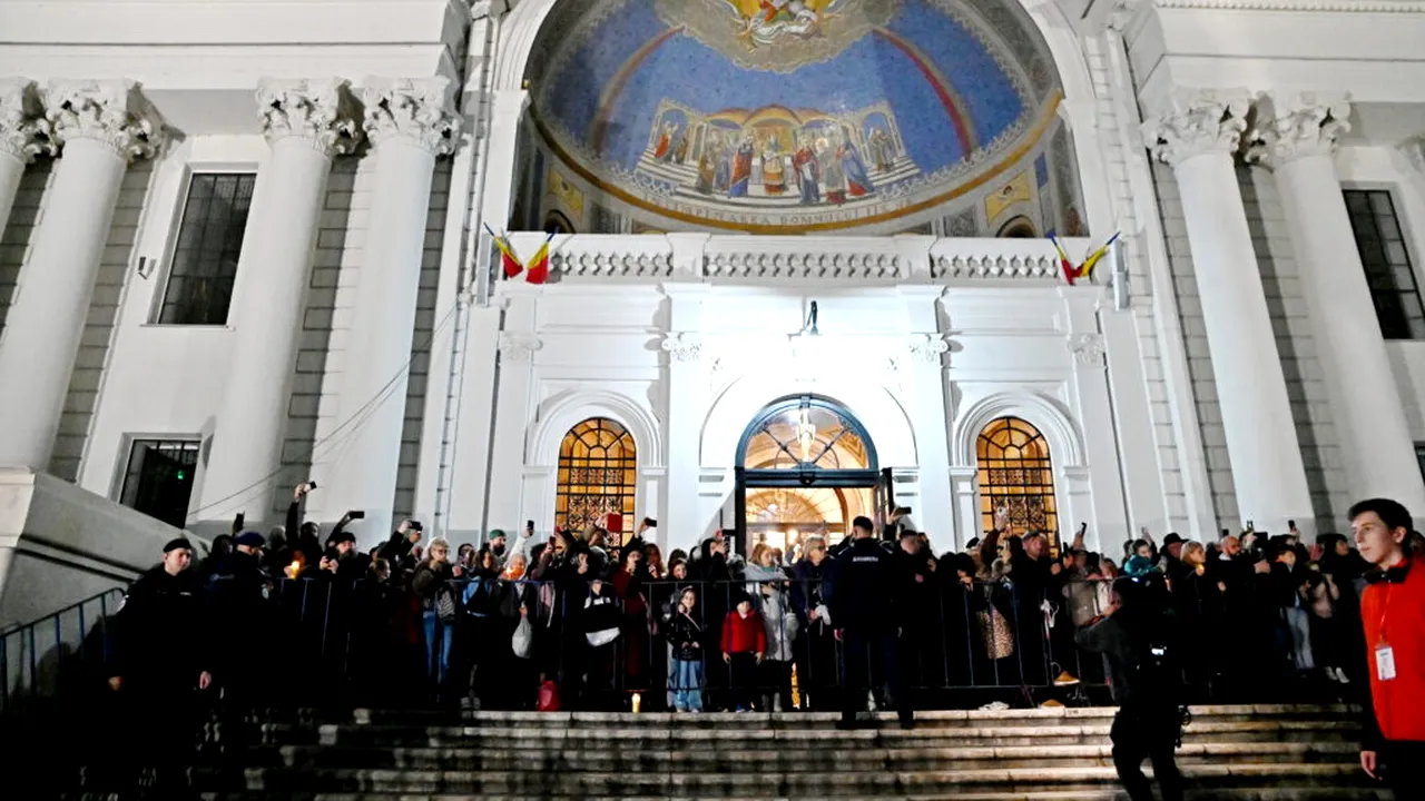 Peste 130.000 de pelerini au trecut pe la racla cu moaştele Sfintei Cuvioase Parascheva
