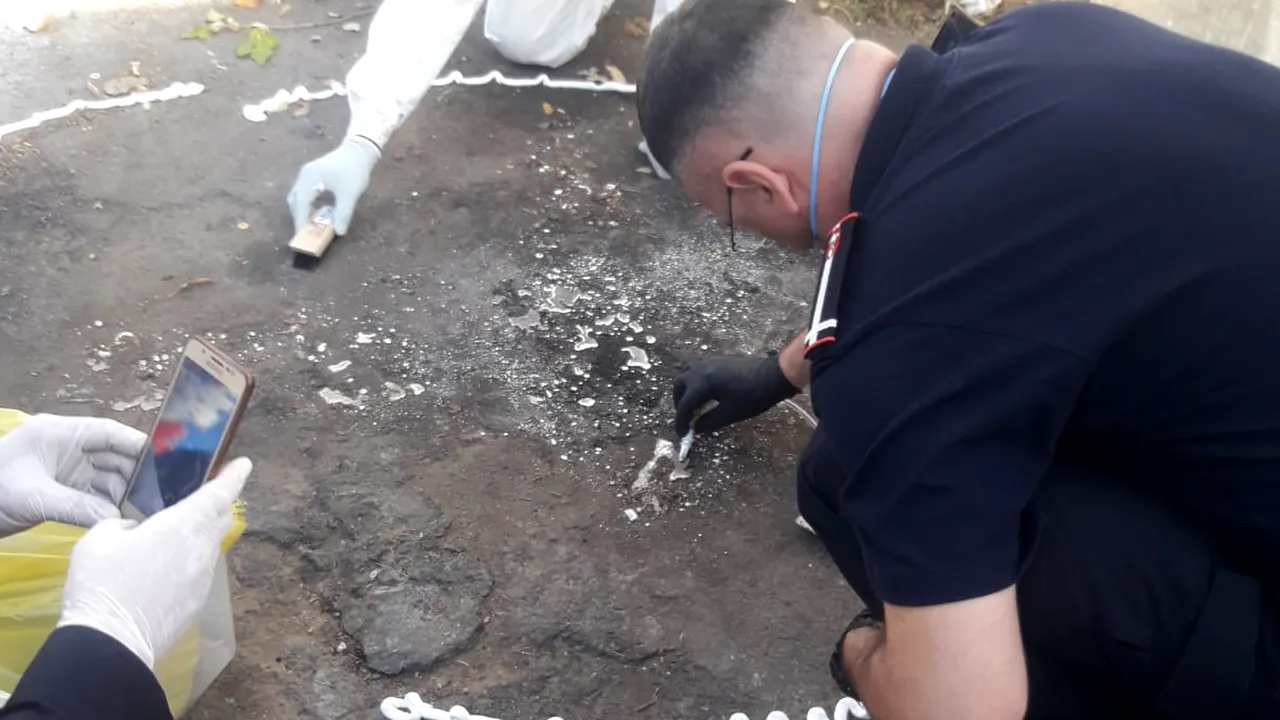 Cinci kilograme de substanţă suspectă, care pare a fi MERCUR, descoperite într-o ghenă de gunoi. A fost declanşată o anchetă | FOTO