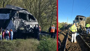 Un tren TGV s-a ciocnit cu un camion în Franța: mecanicul a murit, iar 27 de persoane au fost rănite