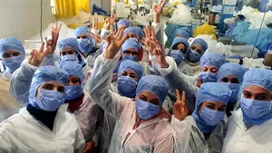 Coronavirus. 150 de oameni s-au autoizolat în fabrică pentru a produce măşti şi echipament medical. FOTO