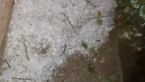 Efectele codului ROŞU de furtună din Galaţi: drumuri, case şi terenuri, inundate; grindina a distrus grădinile şi culturile agricole. FOTO
