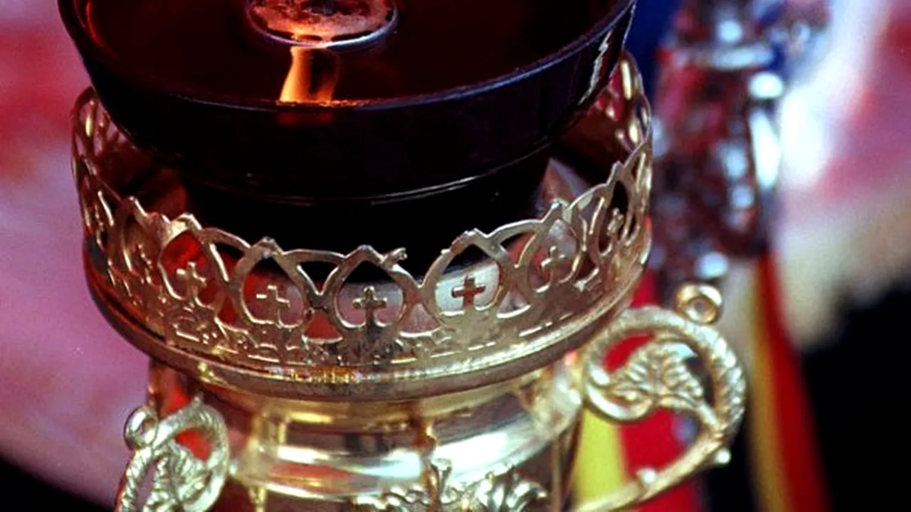 Candelă care sfidează gravitaţia şi patrafir cu cristale Swarovski, la 