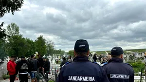 Botoşăneni amendaţi pentru că au făcut picnic în cimitir de Paştele Blajinilor