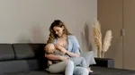 Alăptatul și evitarea sucurilor pot proteja copiii de obezitate