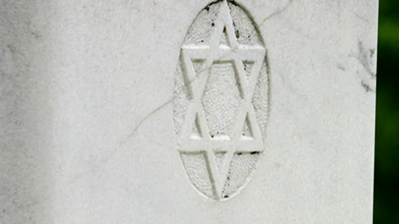 Sute de morminte din Cimitirul Evreiesc de pe şoseaua Giurgiului, profanate