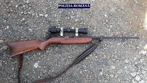 Arme, zeci de cartuşe şi camere de supraveghere, găsite în Arad în urma a două percheziţii | FOTO