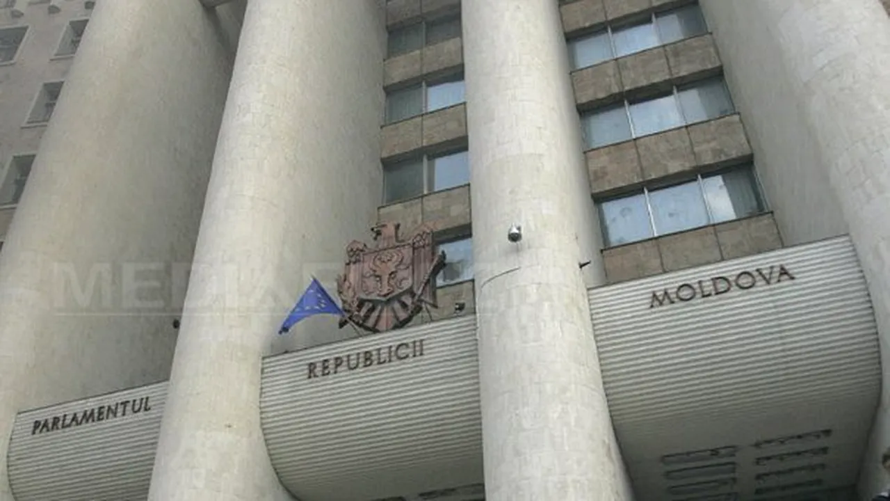Zeci de preoţi şi protestatari au blocat la Chişinău accesul deputaţilor în Parlament