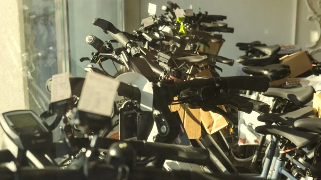 Sute de trotinete și biciclete electrice, confiscate dintr-un atelier. Vehiculele erau modificate ca să meargă cu viteză mare