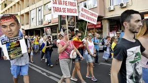Patru protestatari din Piaţa Victoriei au fost duşi la secţiile de poliţie 