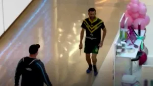 Bărbatul care l-a confruntat pe cuţitarul de la mall-ul din Sydney va primi cetăţenia australiană