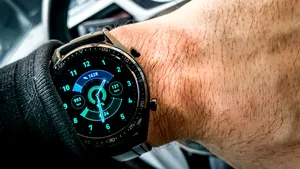 Ai un smartwatch? Gestul făcut la volan care te poate costa scump