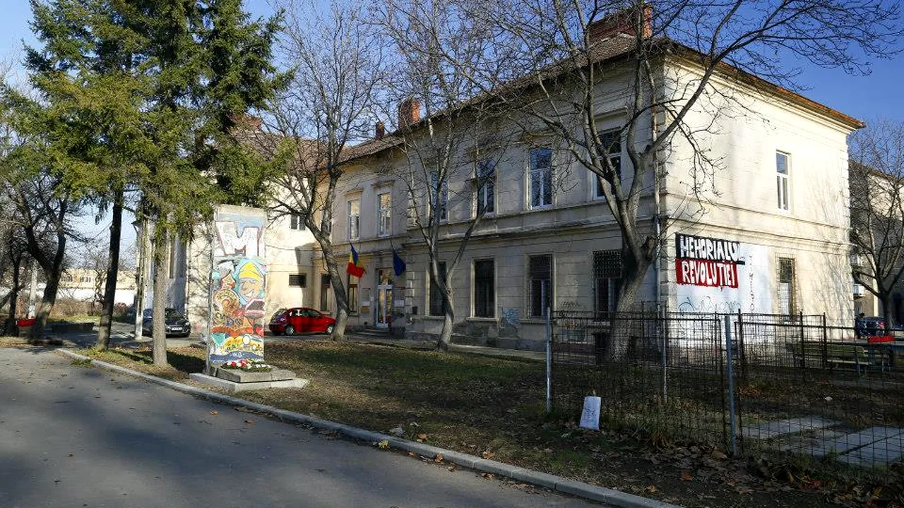 Se strâng bani pentru repararea acoperişului Memorialului Revoluţiei din Timişoara. Preşedintele: Când plouă, stăm cu găleţi