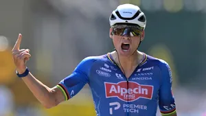 Final nebun la Paris: Mathieu van der Poel câștigă la limită ultima etapă din Turul Franței. Pogacar, al cincilea triumf