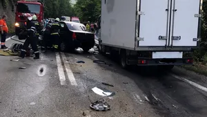 Accident mortal pe DN 7, în Călimăneşti, după impactul dintre o dubă şi un vehicul. Traficul, blocat