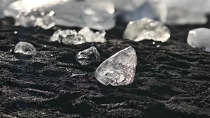 Inovație. China creează în laborator primul diamant hexagonal, mai dur decât diamantul natural