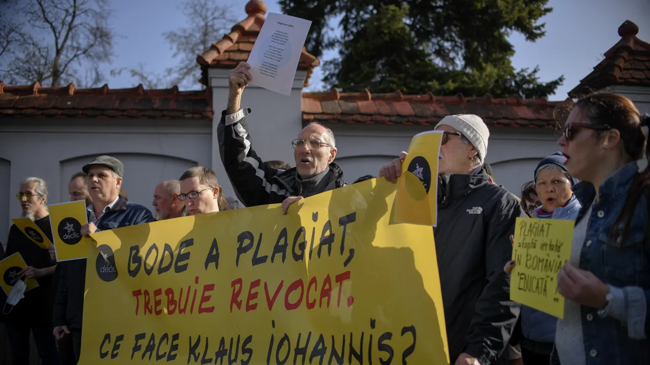 „Imnul plagiatorilor”, la Palatul Cotroceni, pentru ca Iohannis să îl demită pe Bode