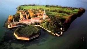 Frumoasa şi înfricoşătoarea insulă Poveglia, unde peste 160.000 de oameni şi-au găsit sfârşitul