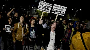 Reprezentanţii tinerilor îşi încurajează colegii să iasă în stradă: 