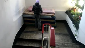 Centrul Social de Urgenţă Ploieşti a devenit neîncăpător, oamenii dorm pe saltele | GALERIE FOTO 