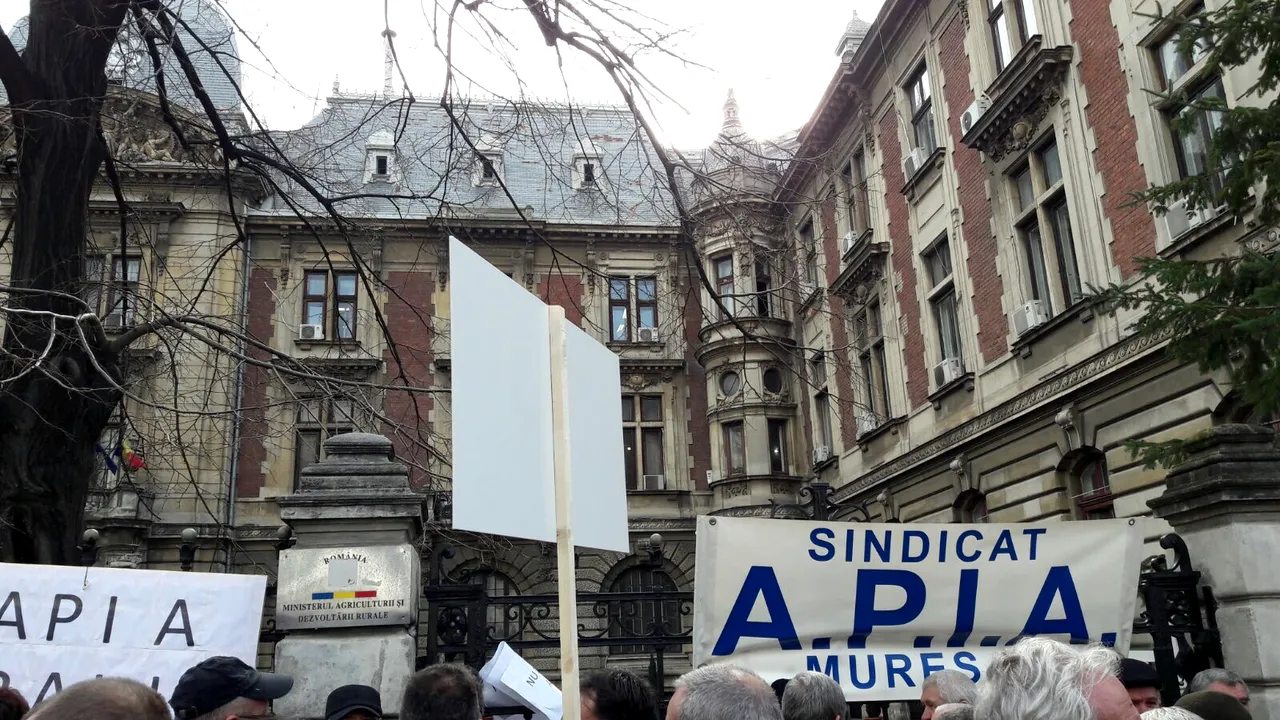 Angajaţii APIA Olt, în grevă japoneză, de teamă că le vor scădea salariile 