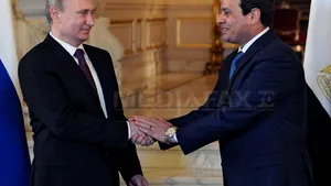 Vladimir Putin i-a oferit o armă Kalaşnikov omologului său egiptean, cu ocazia unei vizite la Cairo