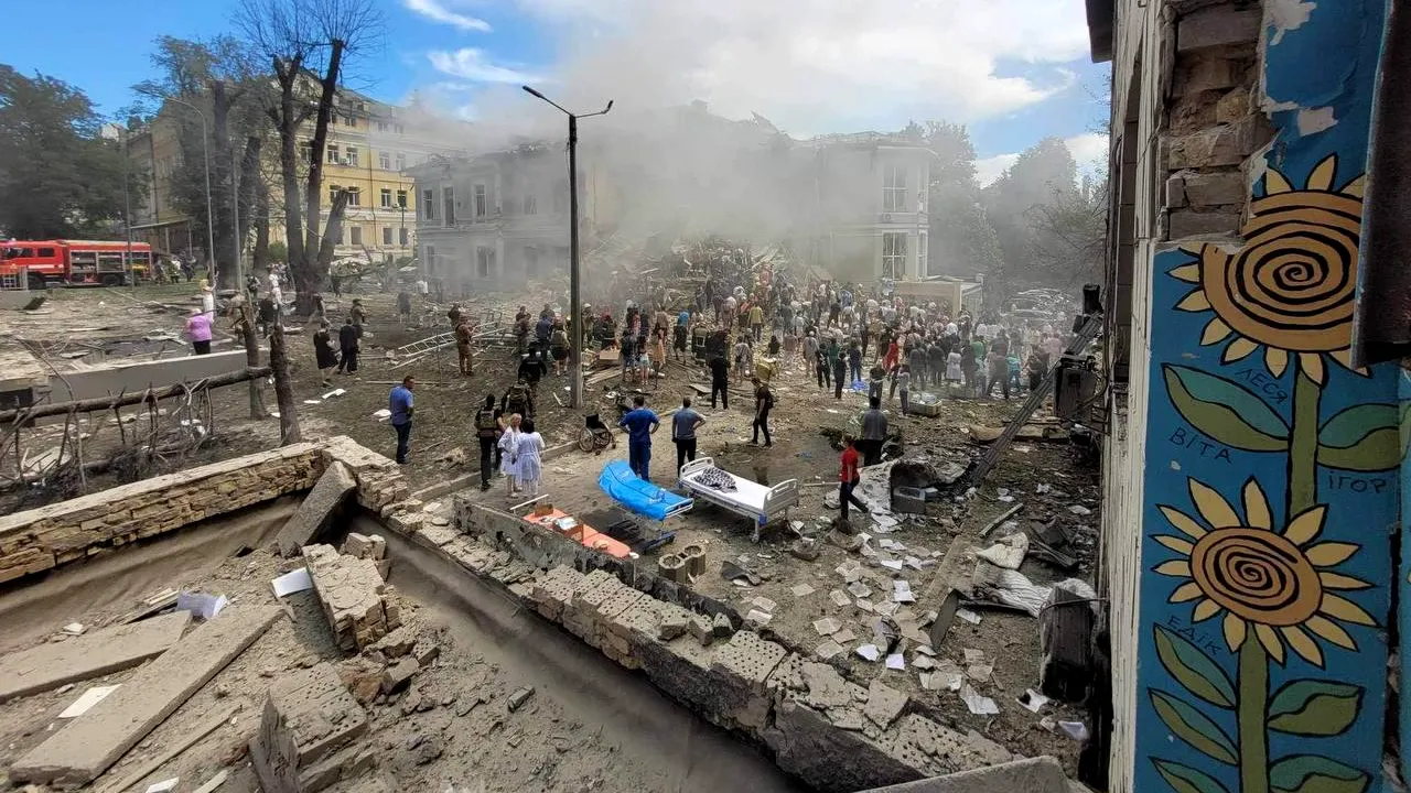 Ucrainenii au început să reconstruiască spitalul de copii din Kiev
