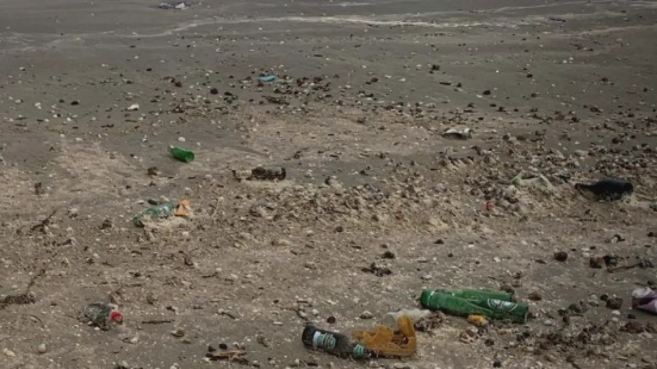 FOTO Pe malul apei, ca la groapa de gunoi: butelii, frigidere şi o „mare” de plastic, pe plaja de la Corbu