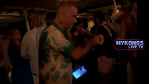 Vacanţele în Mykonos atrag şi vedetele internaţionale. Robbie Williams, surprins la o petrecere pe insula din Grecia