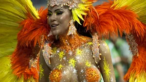 CARNAVALUL DE LA RIO în imagini: Exuberanţă şi culoare, pe străzile braziliene - GALERIE FOTO