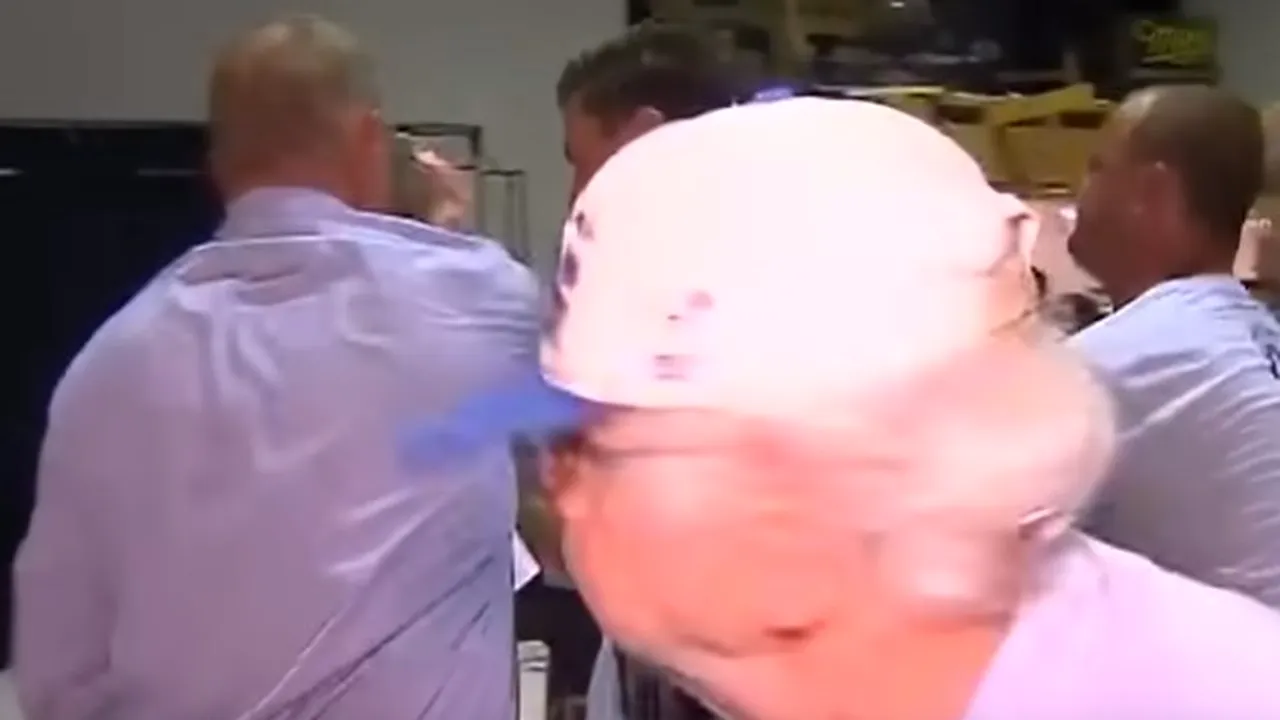 Un senator extremist, care i-a învinuit pe musulmani pentru măcelul din Noua Zeelandă, atacat cu un ou de un adolescent. Reacţia violentă a politicianului | VIDEO
