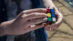 Un american a bătut recordul privind rezolvarea unui cub Rubik cu ochii închiși