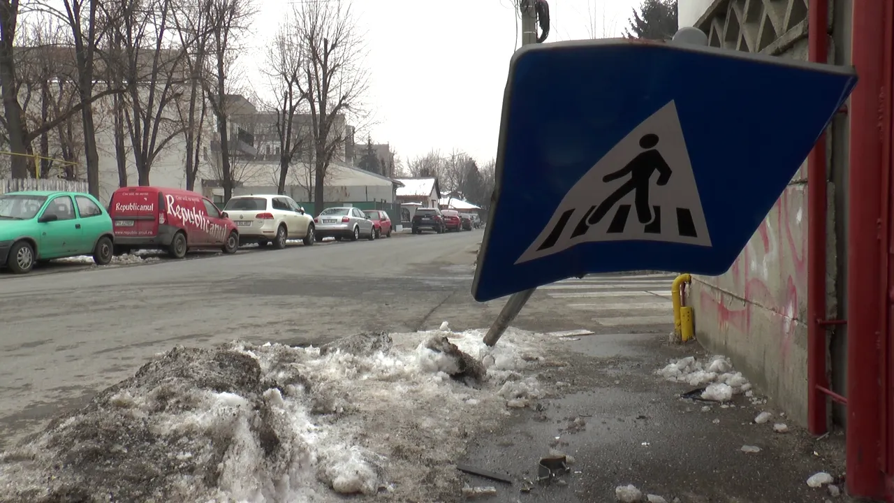 Adolescent din Ploieşti, la spital după ce a fost lovit în cap de un indicator rutier doborât