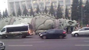 Scandal la Chişinău. Primarul oraşului cere demisii după ce o şopârlă uriaşă a apărut lângă bradul de Crăciun