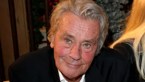 Alain Delon scoate la licitaţie carabina lui Steve McQueen din serialul 
