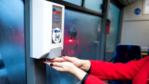 FOTO | Autobuzele din Turda au dispensere cu dezinfectanţi pentru mâini, măsură de prevenire a coronavirusului