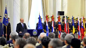 Traian Băsescu a decorat opt ofiţeri superiori care au 