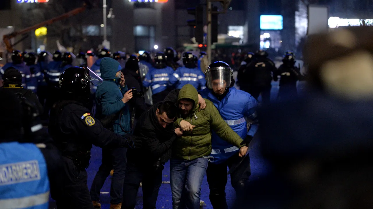 Peste 60 de persoane, duse la audieri şi 79 de persoane reţinute după incidentele de la protestul din Piaţa Victoriei