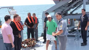 O navă a Poliţiei de Frontieră a avut parte de o întâlnire-supriză pe mare: Băsescu la cârma unei şalupe - GALERIE FOTO