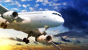 Un bărbat a deschis o uşă a avionului în care era şi a ieşit pe aripa aeronavei 