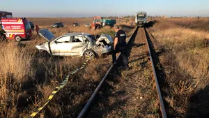 Grav accident feroviar: Un copil a fost rănit după ce maşina în care se afla a fost spulberată de un tren InterRegio - FOTO, VIDEO