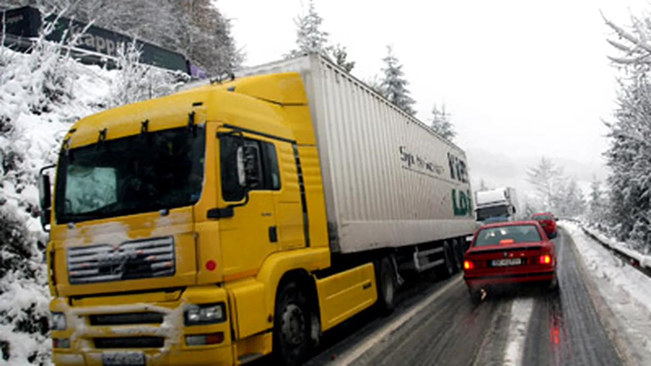 Circulaţie rutieră îngreunată de zăpadă pe DN 1, DN 1 A şi DN 71, în Prahova