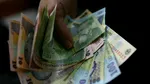 Gramul de aur continuă să scadă. Leul crește în fața euro și lirei sterline