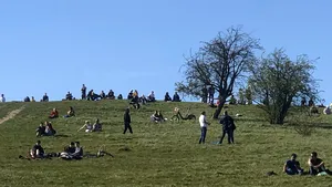 Inconştienţă criminală! Mii de oameni au ieşit în parc să facă plajă, deşi e carantină: 