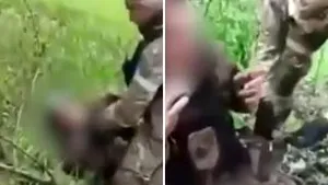 Un soldat rus îi bate şi îi ameninţă cu un cuţit pe soldaţii ucraineni luaţi prizonieri

