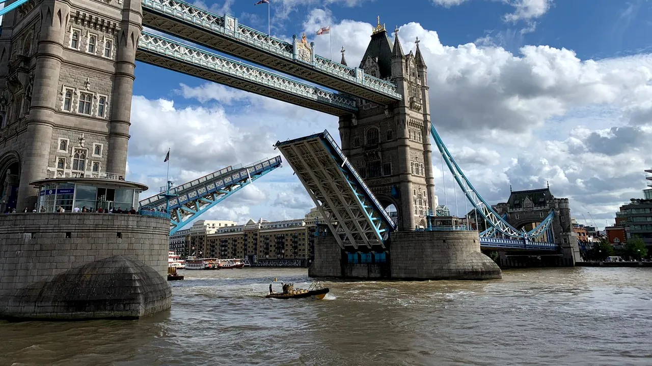 Haos la Londra. Celebrul Tower Bridge s-a blocat în timp ce era suspendat
