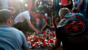 Covasna: Un motociclist care a vrut să ajute victimele unui accident a fost BĂTUT şi ÎNJUNGHIAT de martori. Un tânăr a fost reţinut - FOTO
