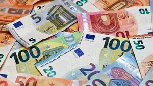 Euro încheie luna martie cu un nou maxim istoric