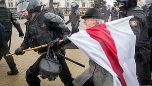 Protestatarele din Belarus au fost bruscate şi urcate în dube. O femeie de 73 ani s-a opus poliţiei 