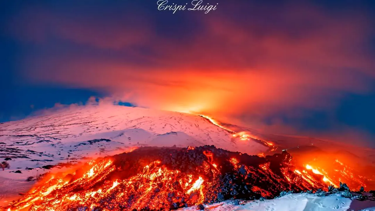 Spectacol impresionant pe Etna. Vulcanul erupe prin zăpadă la 1.800 de metri altitudine