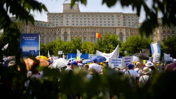 FOTO Sindicaliştii din Sănătate şi Educaţie protestează la Palatul Parlamentului faţă de măsurile fiscale anunţate de Guvern